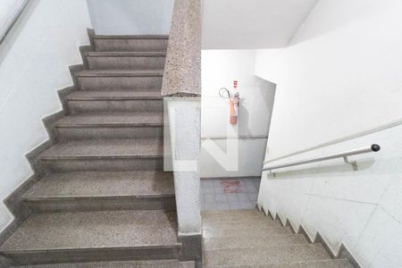 Apartamento à venda com 68m², 2 quartos e sem vaga Apartamento à venda com 68m², 2 quartos e sem vagaEscada