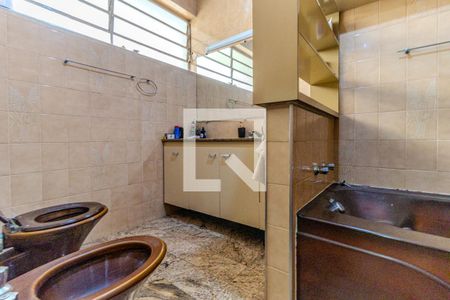 Casa à venda com 441m², 5 quartos e 4 vagasBanheiro da Suíte 1