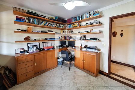 Casa à venda com 400m², 4 quartos e 2 vagas Casa à venda com 400m², 4 quartos e 2 vagasEscritório