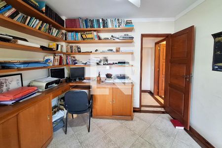 Casa à venda com 400m², 4 quartos e 2 vagas Casa à venda com 400m², 4 quartos e 2 vagasEscritório