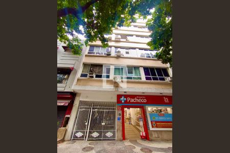 Apartamento à venda com 33m², 1 quarto e sem vaga Apartamento à venda com 33m², 1 quarto e sem vagaFachada com cartaz QA