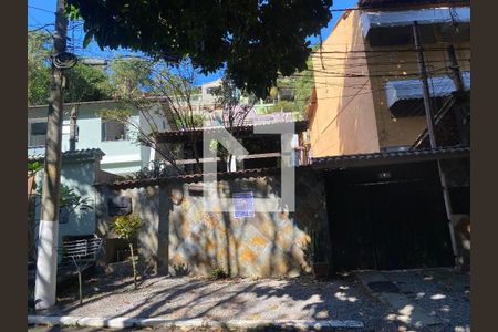 Casa de condomínio para alugar com 237m², 3 quartos e 5 vagas Casa de condomínio para alugar com 237m², 3 quartos e 5 vagasFachada