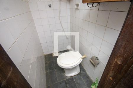 Casa de condomínio para alugar com 237m², 3 quartos e 5 vagas Casa de condomínio para alugar com 237m², 3 quartos e 5 vagasBanheiro de serviço