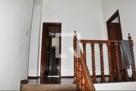 Casa à venda com 303m², 6 quartos e 5 vagasEscada - Quartos