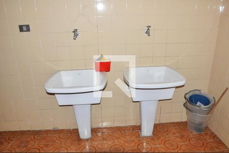 Casa à venda com 303m², 6 quartos e 5 vagasEscada - Área de Serviço