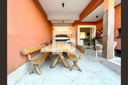 Casa à venda com 329m², 5 quartos e 4 vagas Casa à venda com 329m², 5 quartos e 4 vagasQuintal - fundos