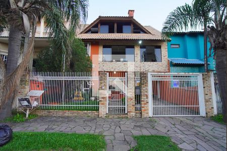 Casa à venda com 329m², 5 quartos e 4 vagasFachada da casa