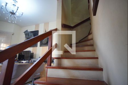 Casa à venda com 329m², 5 quartos e 4 vagasEscada para segundo piso