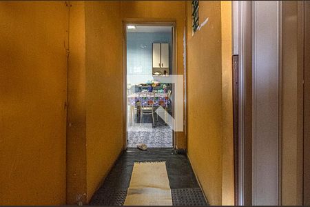 Casa à venda com 250m², 5 quartos e 2 vagascorredor para a área de serviço