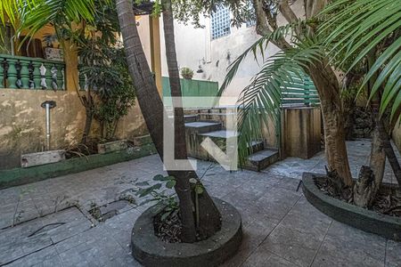 Casa à venda com 250m², 5 quartos e 2 vagasespaço verde com chuveiro da piscina