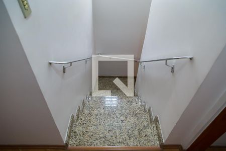 Casa à venda com 160m², 3 quartos e 4 vagasCorredor - Escada