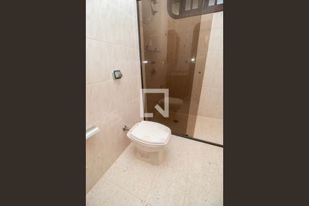 Casa à venda com 450m², 4 quartos e 8 vagasBanheiro da Suíte 2