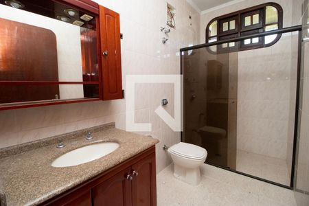 Casa à venda com 450m², 4 quartos e 8 vagasBanheiro da Suíte 2