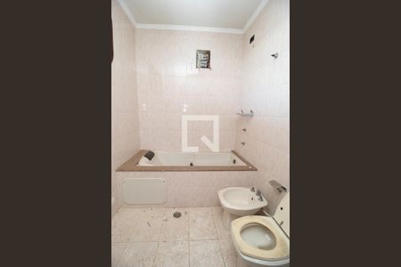 Casa à venda com 450m², 4 quartos e 8 vagasBanheiro da Suíte 1