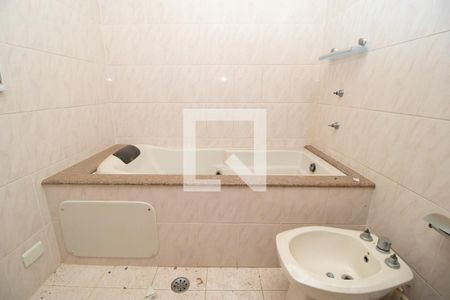 Casa à venda com 450m², 4 quartos e 8 vagasBanheiro da Suíte 1