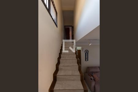 Casa à venda com 150m², 2 quartos e 3 vagas Casa à venda com 150m², 2 quartos e 3 vagasEscada