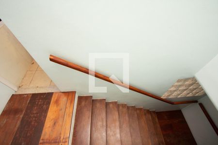 Casa à venda com 320m², 3 quartos e 2 vagas Casa à venda com 320m², 3 quartos e 2 vagasEscada