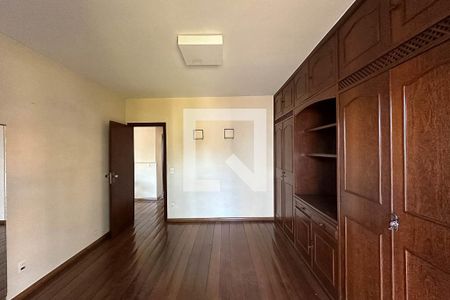 Casa à venda com 420m², 5 quartos e 6 vagasQuarto