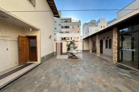 Casa à venda com 420m², 5 quartos e 6 vagasÁrea externa