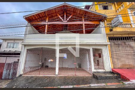 Casa à venda com 240m², 3 quartos e 2 vagas Casa à venda com 240m², 3 quartos e 2 vagasFachada