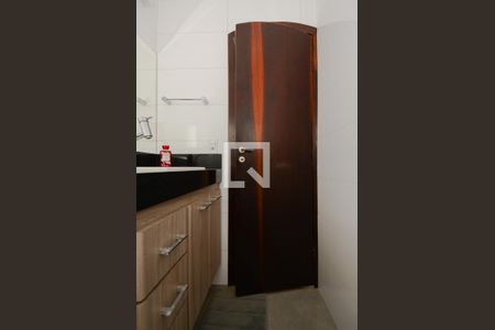 Casa à venda com 229m², 3 quartos e 3 vagas Casa à venda com 229m², 3 quartos e 3 vagasBanheiro Social