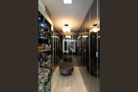 Apartamento à venda com 342m², 4 quartos e 4 vagas Apartamento à venda com 342m², 4 quartos e 4 vagasCloset da Suíte 1