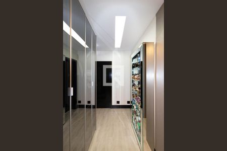 Apartamento à venda com 342m², 4 quartos e 4 vagas Apartamento à venda com 342m², 4 quartos e 4 vagasCloset da Suíte 1