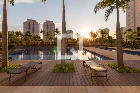 Apartamento à venda com 342m², 4 quartos e 4 vagas Apartamento à venda com 342m², 4 quartos e 4 vagasPiscina do Condomínio