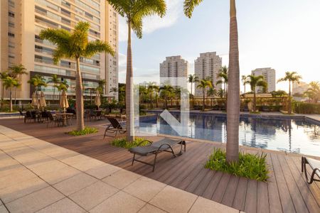 Apartamento à venda com 342m², 4 quartos e 4 vagas Apartamento à venda com 342m², 4 quartos e 4 vagasPiscina do Condomínio