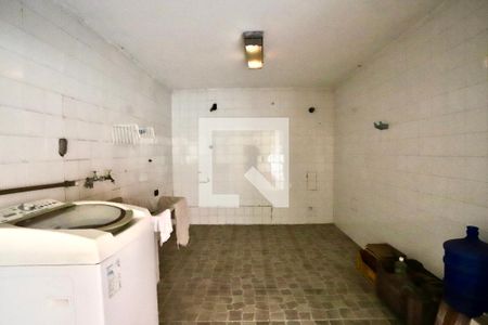 Casa à venda com 227m², 4 quartos e 2 vagas Casa à venda com 227m², 4 quartos e 2 vagasLavanderia