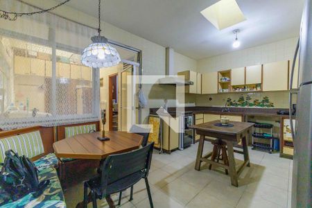 Apartamento à venda com 352m², 4 quartos e 3 vagas Apartamento à venda com 352m², 4 quartos e 3 vagasCozinha