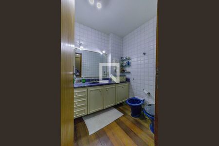 Apartamento à venda com 352m², 4 quartos e 3 vagas Apartamento à venda com 352m², 4 quartos e 3 vagasBanheiro da Suíte 1