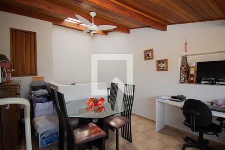 Casa à venda com 200m², 3 quartos e 3 vagasEscritório