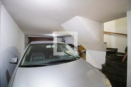 Casa à venda com 260m², 4 quartos e 6 vagas Casa à venda com 260m², 4 quartos e 6 vagasGaragem