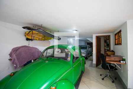 Casa à venda com 260m², 4 quartos e 6 vagas Casa à venda com 260m², 4 quartos e 6 vagasGaragem