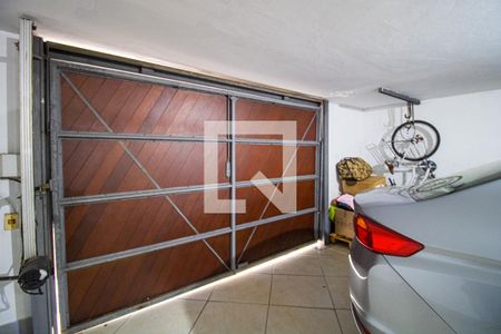 Casa à venda com 260m², 4 quartos e 6 vagas Casa à venda com 260m², 4 quartos e 6 vagasGaragem