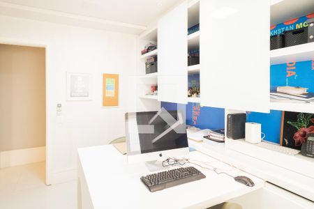 Apartamento para alugar com 242m², 3 quartos e 3 vagasEscritório