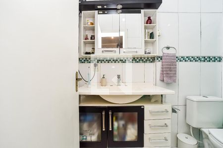 Banheiro da Suíte de apartamento para alugar com 3 quartos, 90m² em Passo da Areia, Porto Alegre