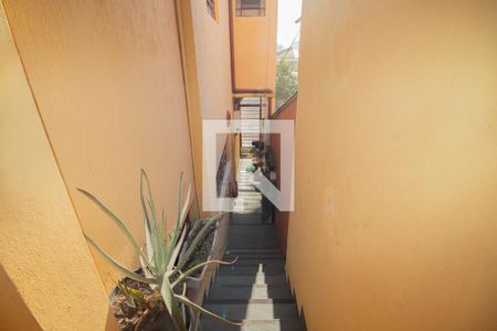 Casa à venda com 400m², 4 quartos e 2 vagas Casa à venda com 400m², 4 quartos e 2 vagasEscada