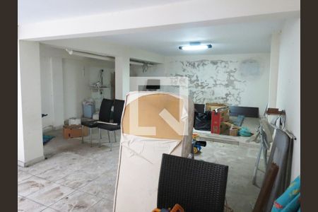 Casa à venda com 170m², 3 quartos e 3 vagasFundos