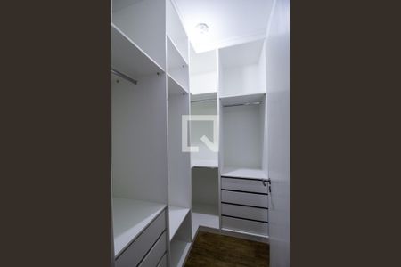 Casa de condomínio para alugar com 211m², 4 quartos e 3 vagas Casa de condomínio para alugar com 211m², 4 quartos e 3 vagasCloset da suíte