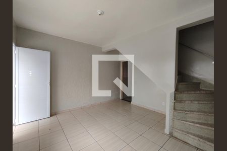 Sala  de casa para alugar com 2 quartos, 65m² em Vila Romanópolis, Ferraz de Vasconcelos