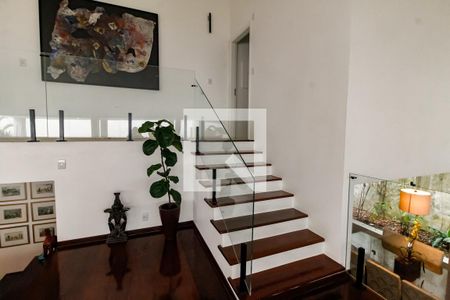 Casa à venda com 440m², 4 quartos e 4 vagasEscada acesso Quartos