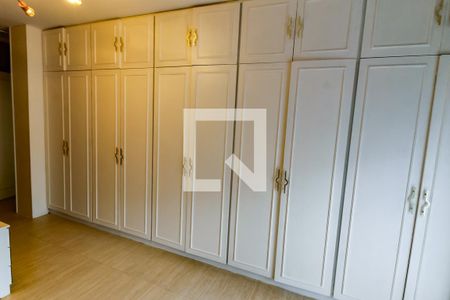 Casa à venda com 440m², 4 quartos e 4 vagasSuíte 2 - armários