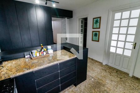 Casa à venda com 440m², 4 quartos e 4 vagasCozinha - Armários