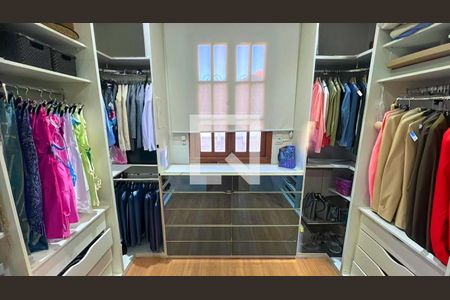Casa à venda com 390m², 5 quartos e 8 vagasCloset