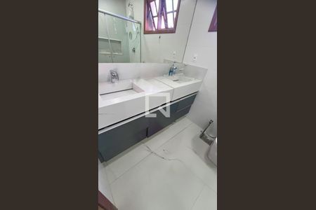 Casa à venda com 390m², 5 quartos e 8 vagasBanheiro