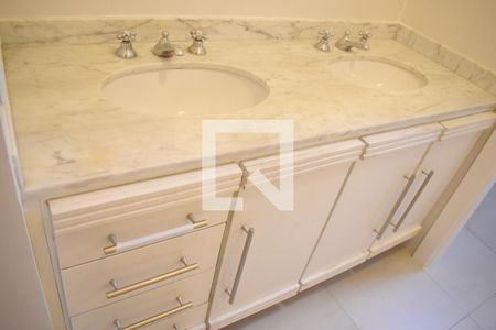Banheiro Suíte de apartamento à venda com 2 quartos, 90m² em Batel, Curitiba