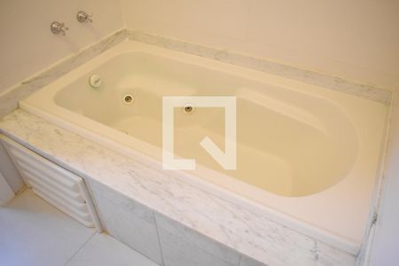 Banheiro Suíte de apartamento à venda com 2 quartos, 90m² em Batel, Curitiba