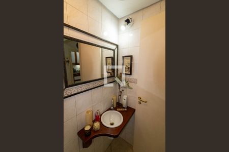 Casa de condomínio à venda com 159m², 3 quartos e 2 vagasLavabo